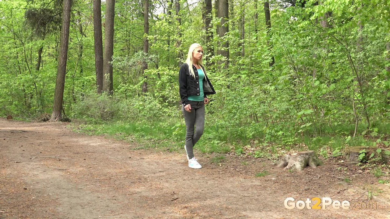 Pretty blonde squats and pees on woodland path 色情照片 #425361710