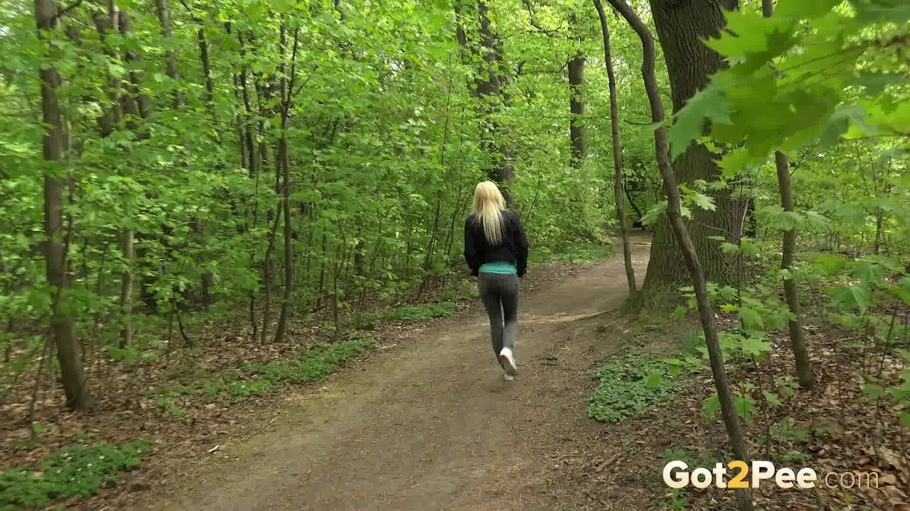 Pretty blonde squats and pees on woodland path 色情照片 #425361747 | Got 2 Pee Pics, Nykla, Pissing, 手机色情