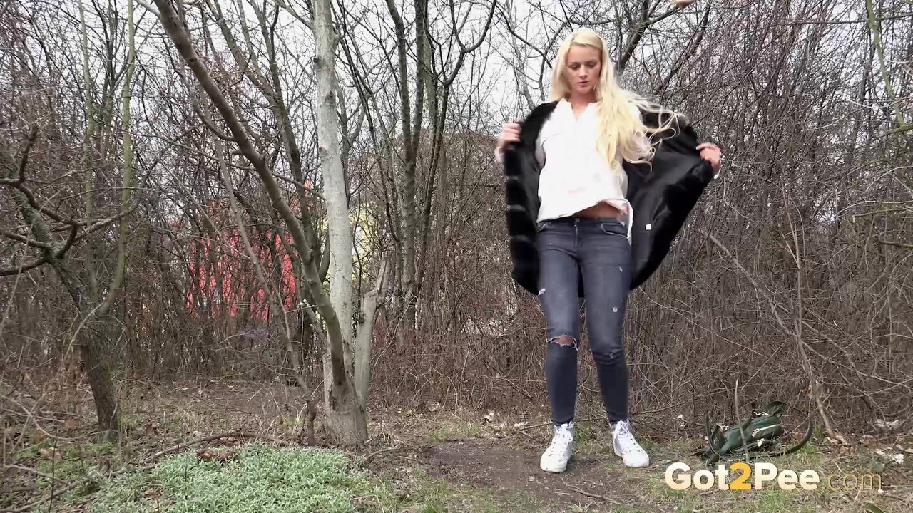 Blonde girl Katy Sky pulls down ripped jeans near leafless trees for a piss foto pornográfica #428576839 | Got 2 Pee Pics, Katy Sky, Pissing, pornografia móvel