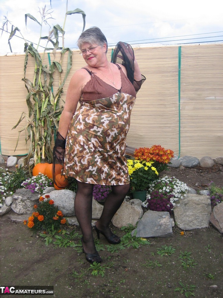 Fat nan Girdle Goddess sets her saggy boobs free of a girdle in the backyard foto porno #424879229