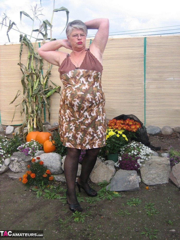 Fat nan Girdle Goddess sets her saggy boobs free of a girdle in the backyard Porno-Foto #424879230