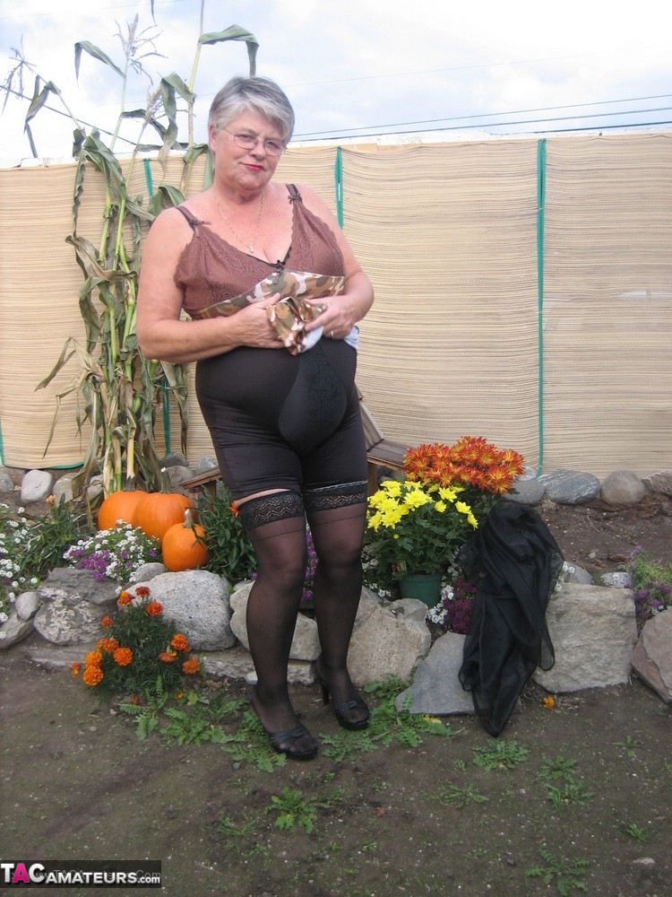 Fat nan Girdle Goddess sets her saggy boobs free of a girdle in the backyard Porno-Foto #424879232