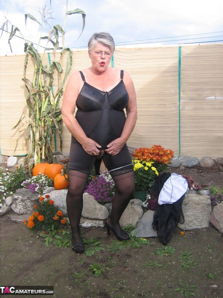 Fat nan Girdle Goddess sets her saggy boobs free of a girdle in the backyard porno foto #424879239