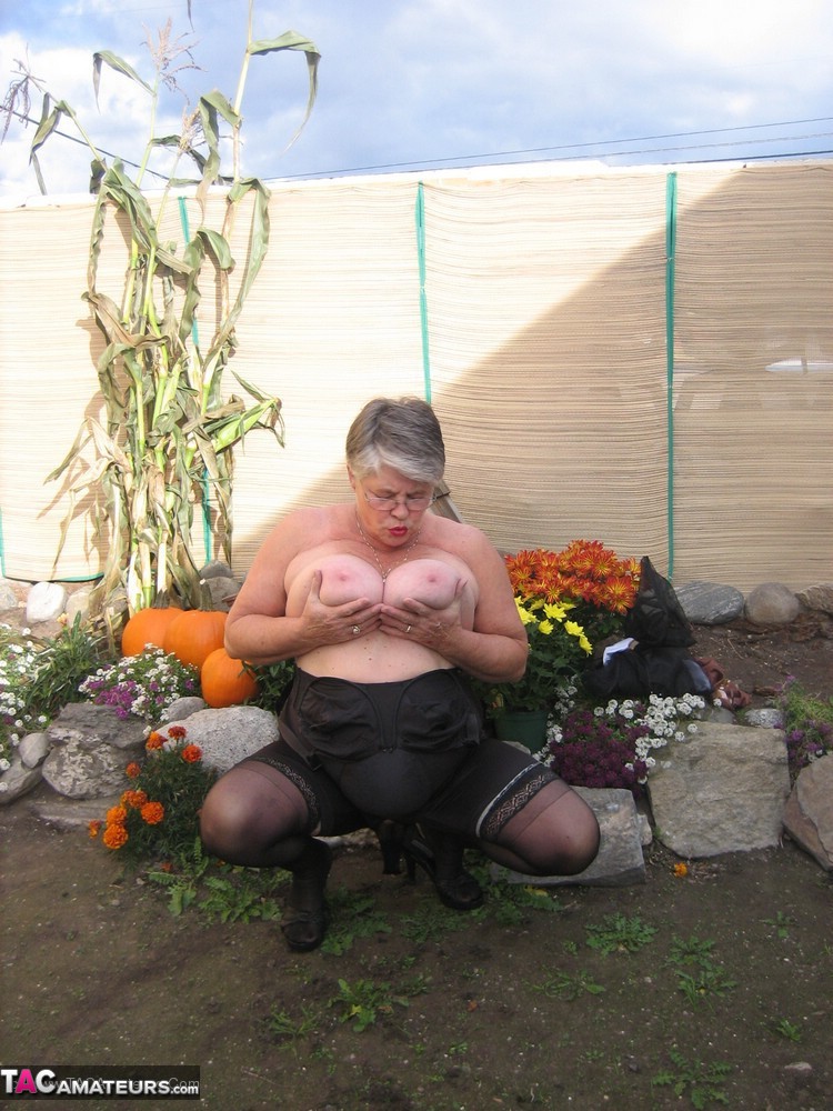 Fat nan Girdle Goddess sets her saggy boobs free of a girdle in the backyard porno foto #424879245