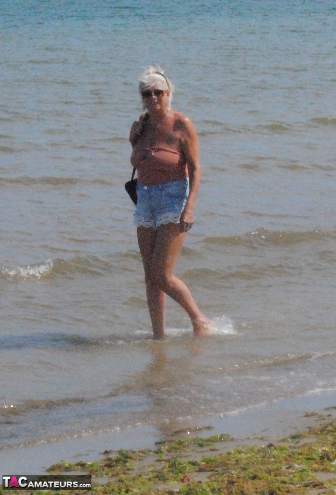 Mature granny Dimonty skinny dipping at the beach with big saggy tits hanging Porno-Foto #423889909