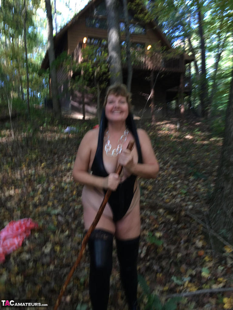 Thick amateur Busty Bliss exposes her natural tits while hiking in the forest 色情照片 #425570530