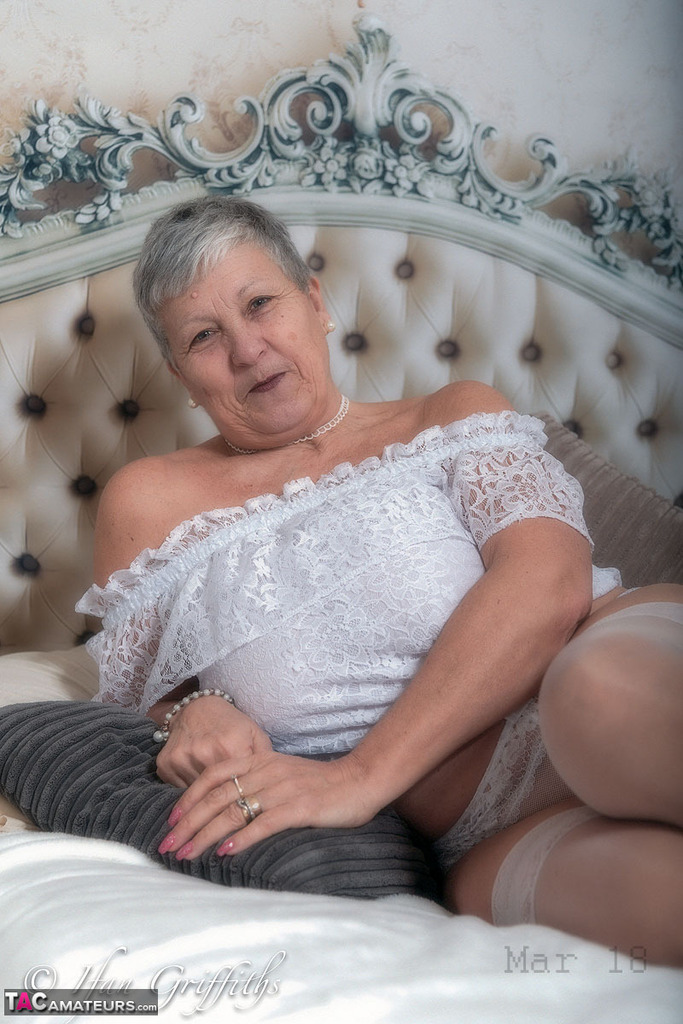 Granny first timer Savana hides her naked body after removing lingerie on bed zdjęcie porno #425896755 | TAC Amateurs Pics, Savana, Granny, mobilne porno