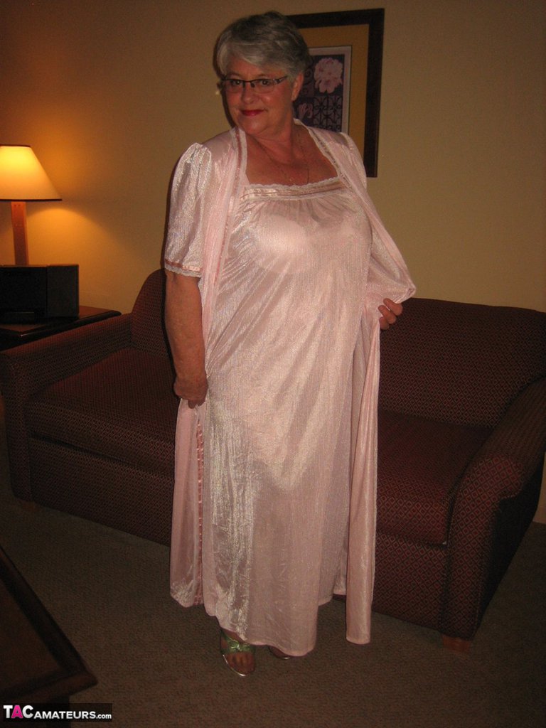 Amateur granny on the heavy side shows her pussy in lingerie and tan nylons porno fotky #428616247