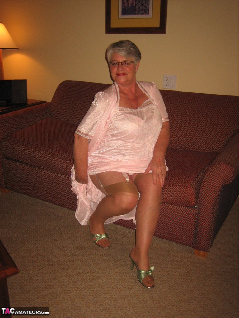 Amateur granny on the heavy side shows her pussy in lingerie and tan nylons porno fotoğrafı #428616250