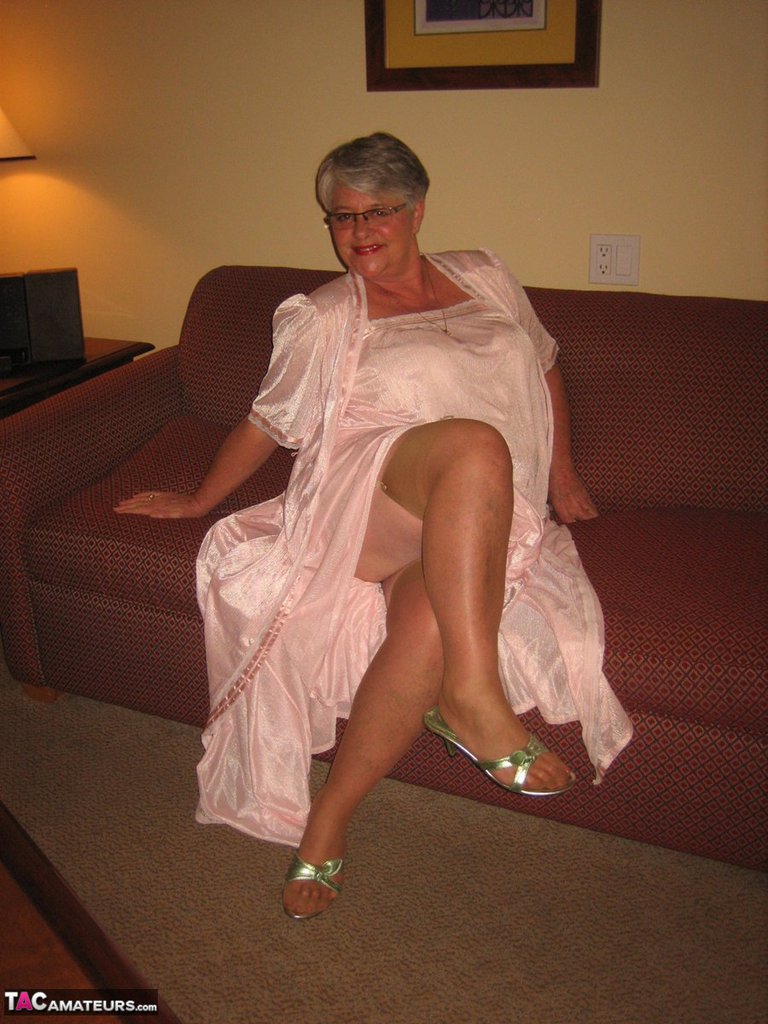 Amateur granny on the heavy side shows her pussy in lingerie and tan nylons 포르노 사진 #428616253