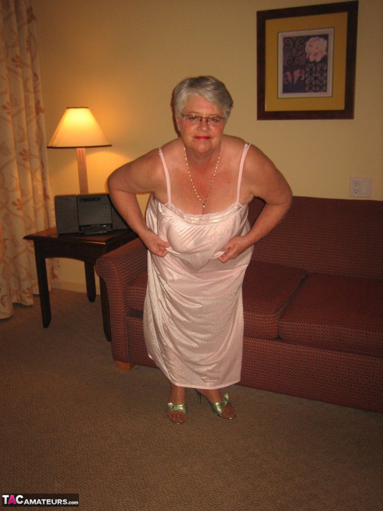 Amateur granny on the heavy side shows her pussy in lingerie and tan nylons Porno-Foto #428616260