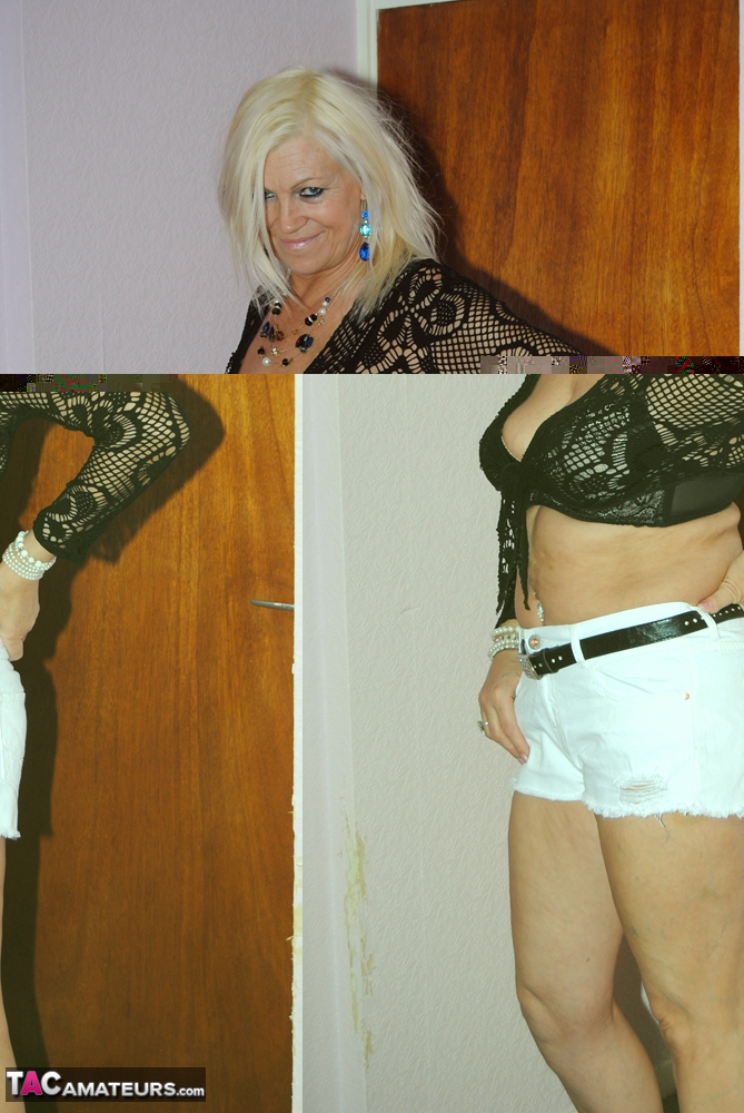 Amateur model Platinum Blonde sets her saggy tits and bald slit free on a sofa zdjęcie porno #428184176