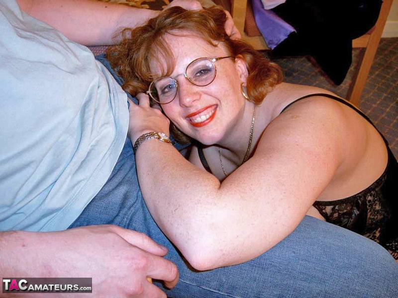 https://www.pornpics.com/galleries/uk-amateur-curvy-claire-wears-her-glasses-during-oral-sex-with-a-man-35327912/