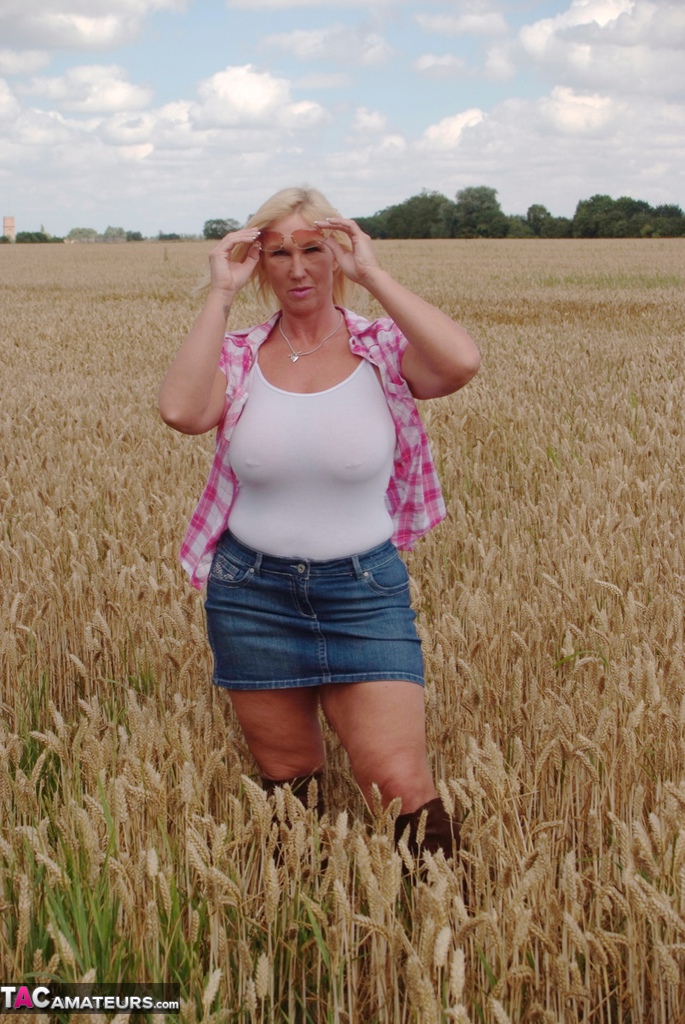 685px x 1024px - Chubby mature MILF Melody reveals great big tits & flashes hot ass in a  field - PornPics.com