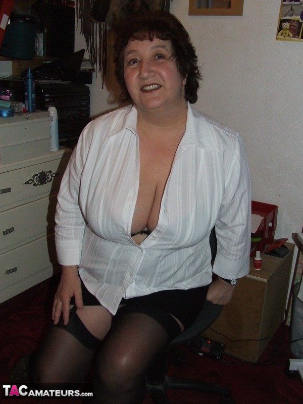 Granny Kinky Carol reveals her huge tits and phat ass in black lingerie porno fotoğrafı #428316685