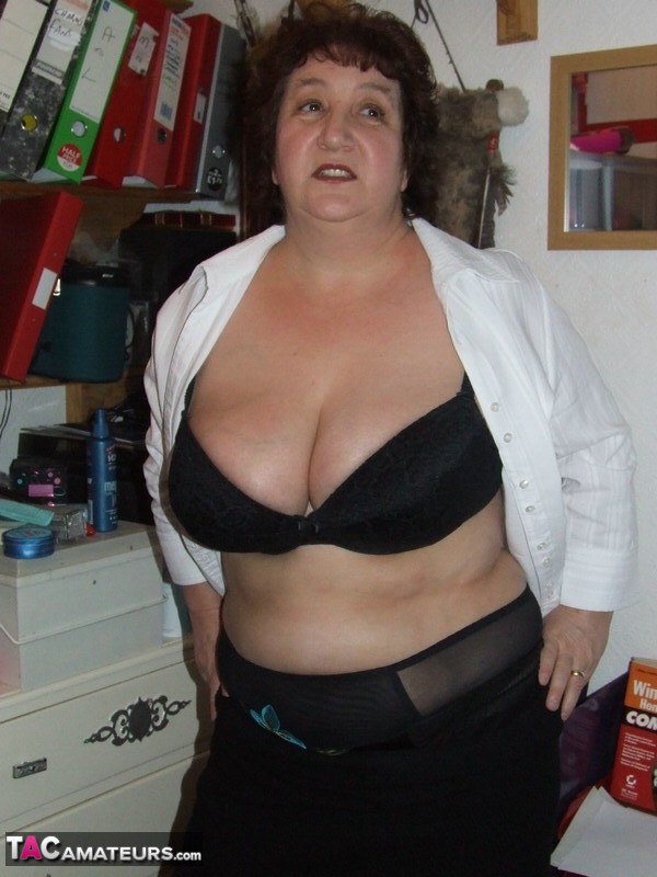 Granny Kinky Carol reveals her huge tits and phat ass in black lingerie porno fotoğrafı #428316690