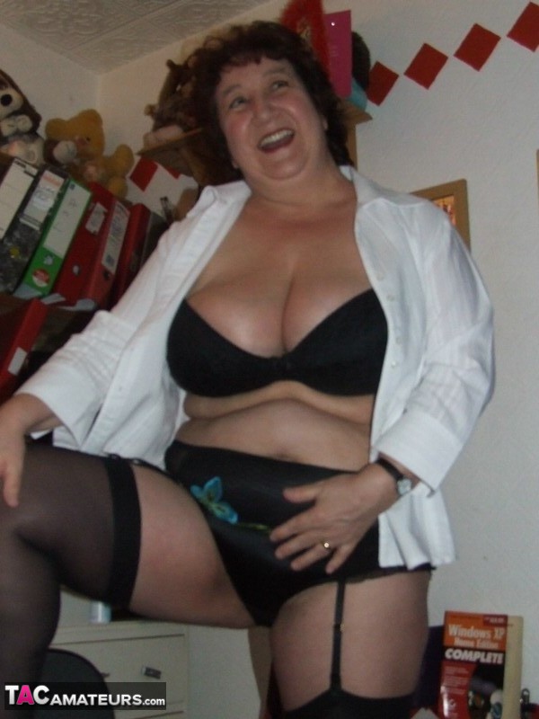 Granny Kinky Carol reveals her huge tits and phat ass in black lingerie porno fotoğrafı #428316691