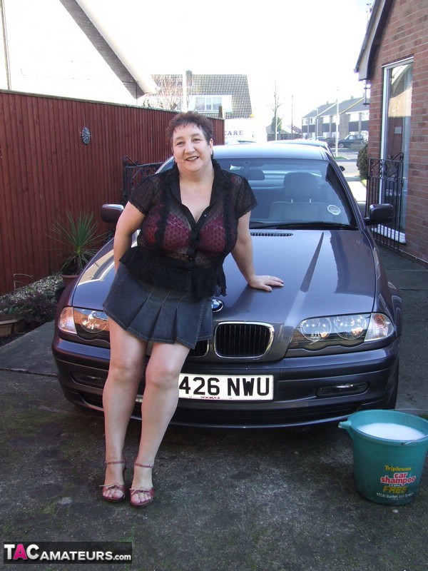 Fat old lady Kinky Carol bares her big tits while soaping up during a car wash foto porno #424617900