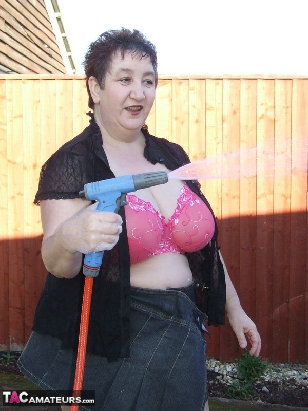 Fat old lady Kinky Carol bares her big tits while soaping up during a car wash foto porno #424617907