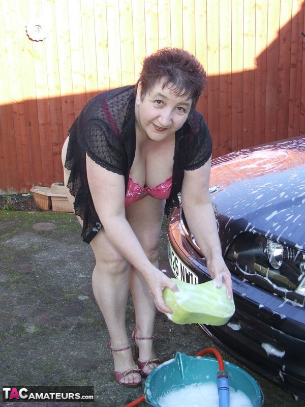 Fat old lady Kinky Carol bares her big tits while soaping up during a car wash 포르노 사진 #424617909