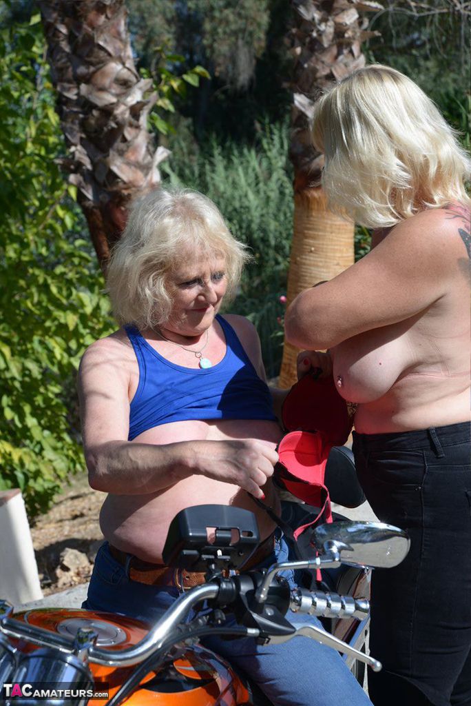 Older blonde lesbians go topless outdoors on a motorcycle foto pornográfica #426472715
