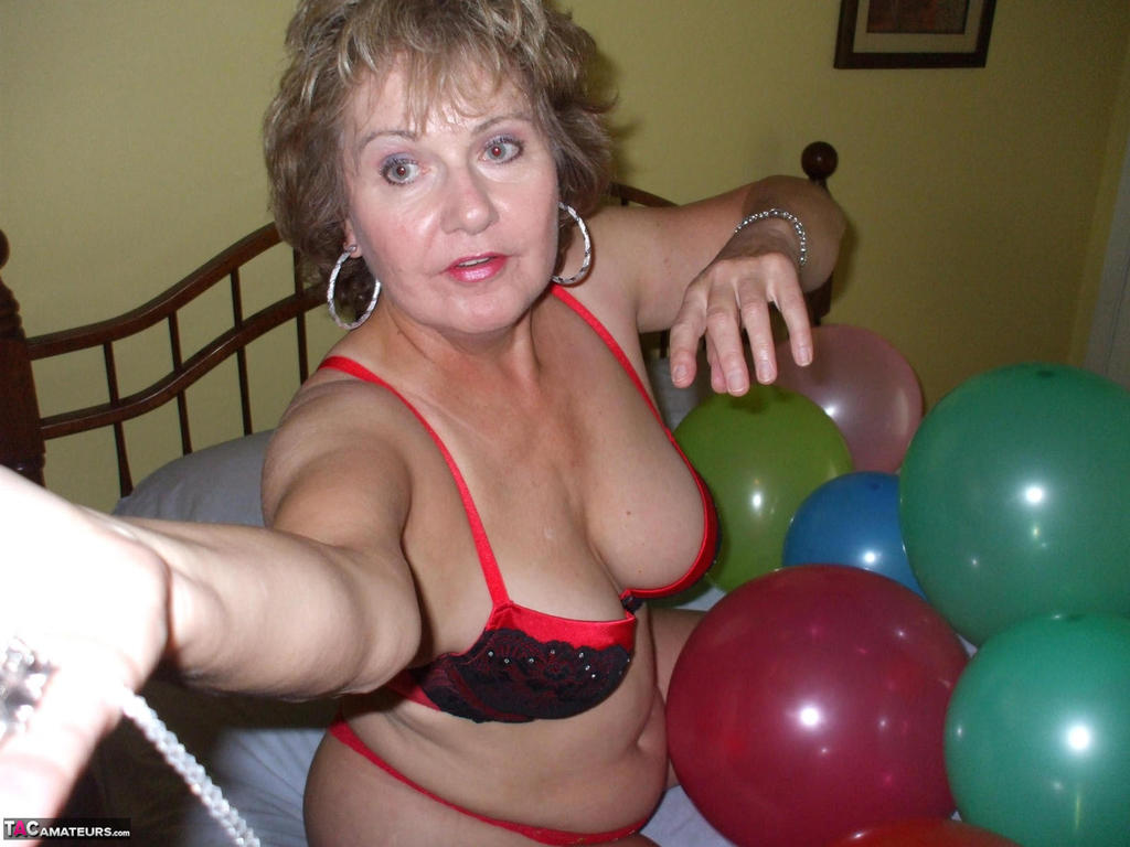 Older lady Busty Bliss plays with balloons before uncupping her natural tits 포르노 사진 #426430130