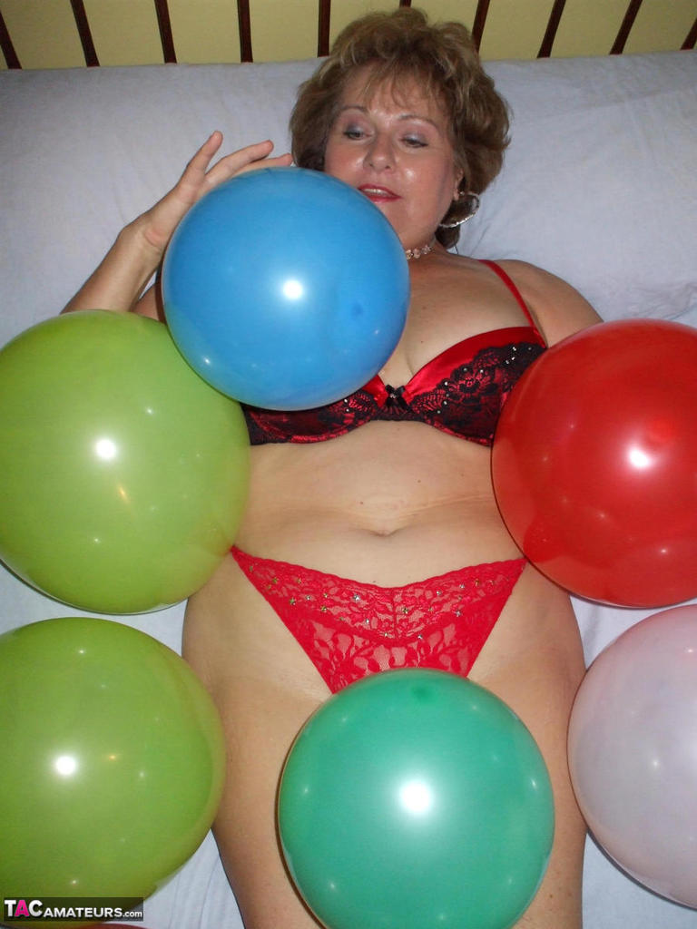 Older lady Busty Bliss plays with balloons before uncupping her natural tits porno fotky #426430142