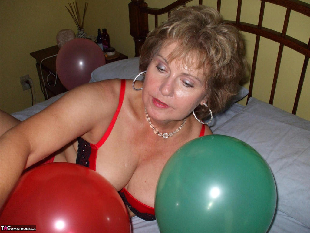 Older lady Busty Bliss plays with balloons before uncupping her natural tits porno fotky #426430148