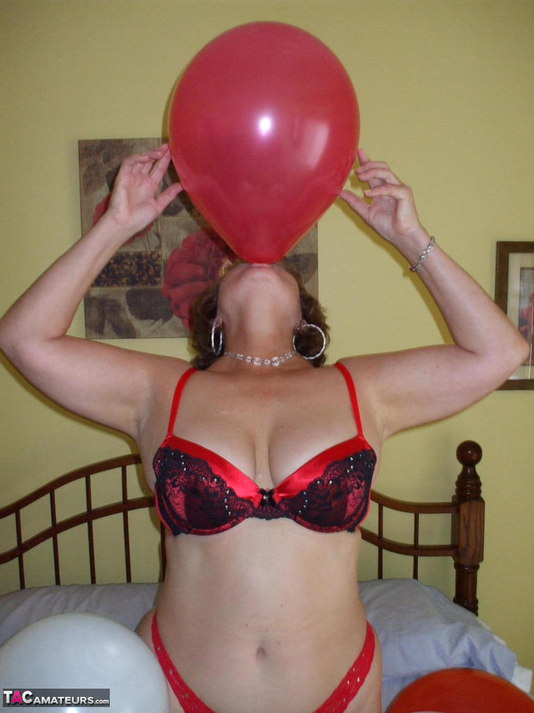 Older lady Busty Bliss plays with balloons before uncupping her natural tits 포르노 사진 #426430165 | TAC Amateurs Pics, Bustybliss, BBW, 모바일 포르노