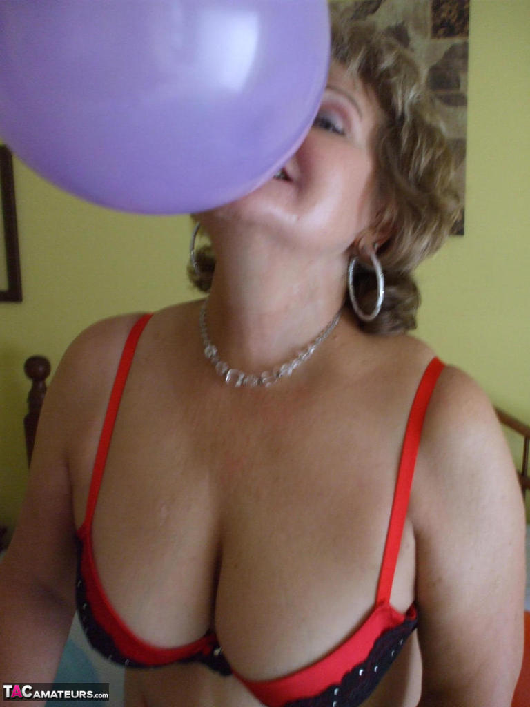 Older lady Busty Bliss plays with balloons before uncupping her natural tits foto pornográfica #426430172 | TAC Amateurs Pics, Bustybliss, BBW, pornografia móvel