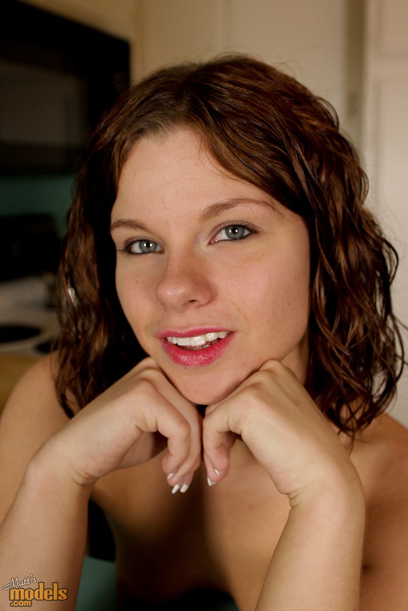 Amateur Girl Yevonne Wears A Smile During Nude Modeling Debut