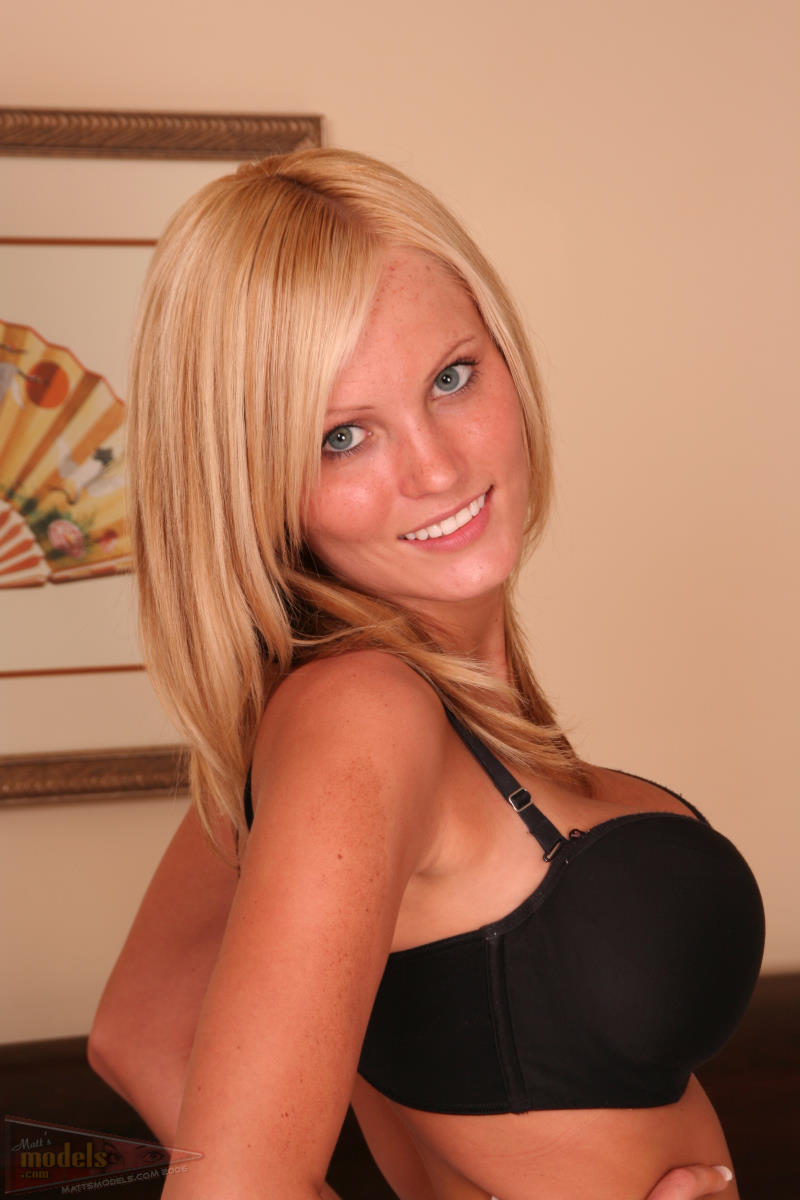 Blonde amateur uncups great boobs before showcasing her shaved vagina porno fotky #428569562 | Matts Models Pics, Hanna Hilton, Amateur, mobilní porno
