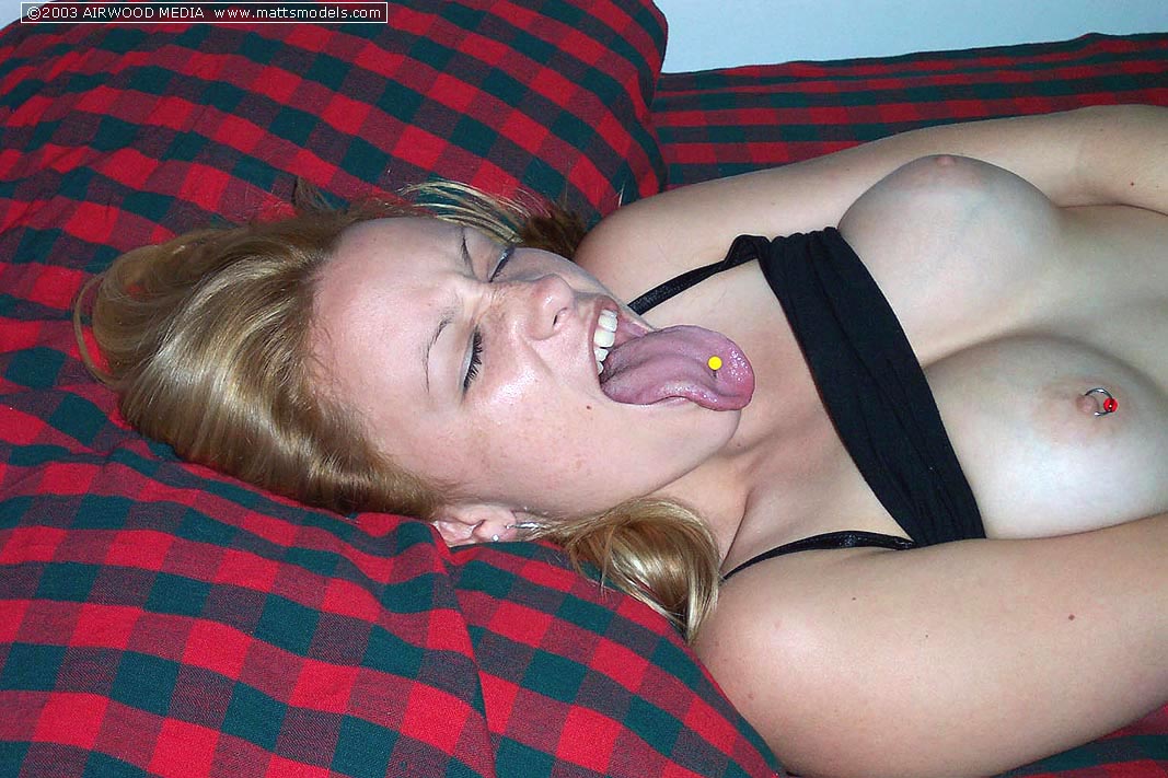 Young blonde Cali sticks out her pierced tongue during her first nude shoot foto porno #425500729