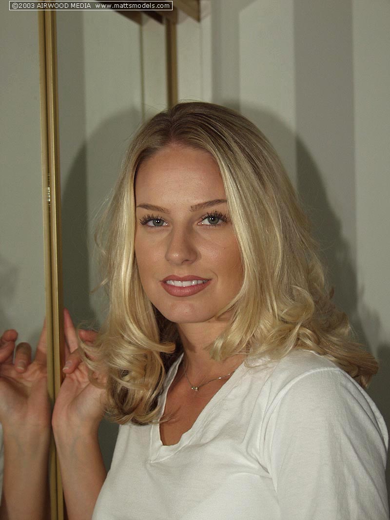 Blonde amateur Jordan West strips naked in front of bedroom mirror Porno-Foto #425638906
