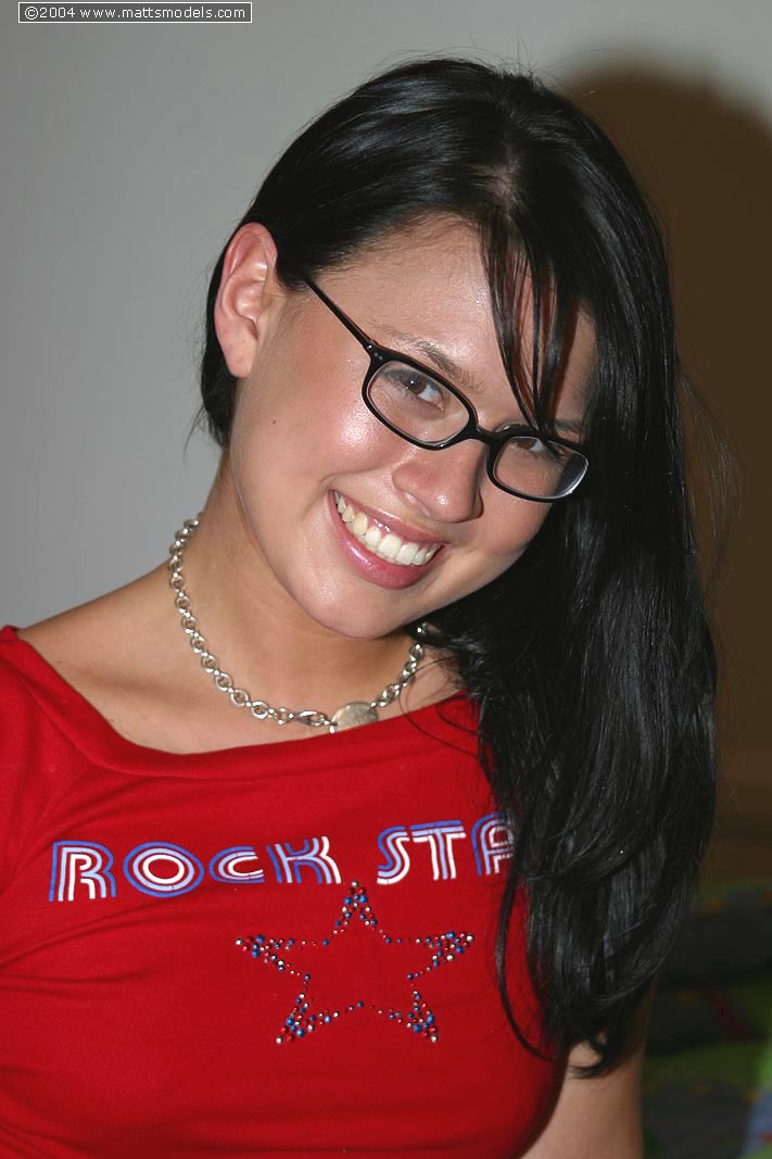 The geeky girl Eva shows off her nude glasses and holds back her phat as she makes the first appearance in public with open arms.