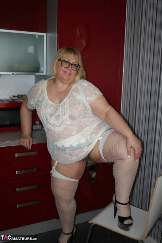 The cunt of overweight UK woman Lexie Cummings is revealed as she shows off her buttocks.