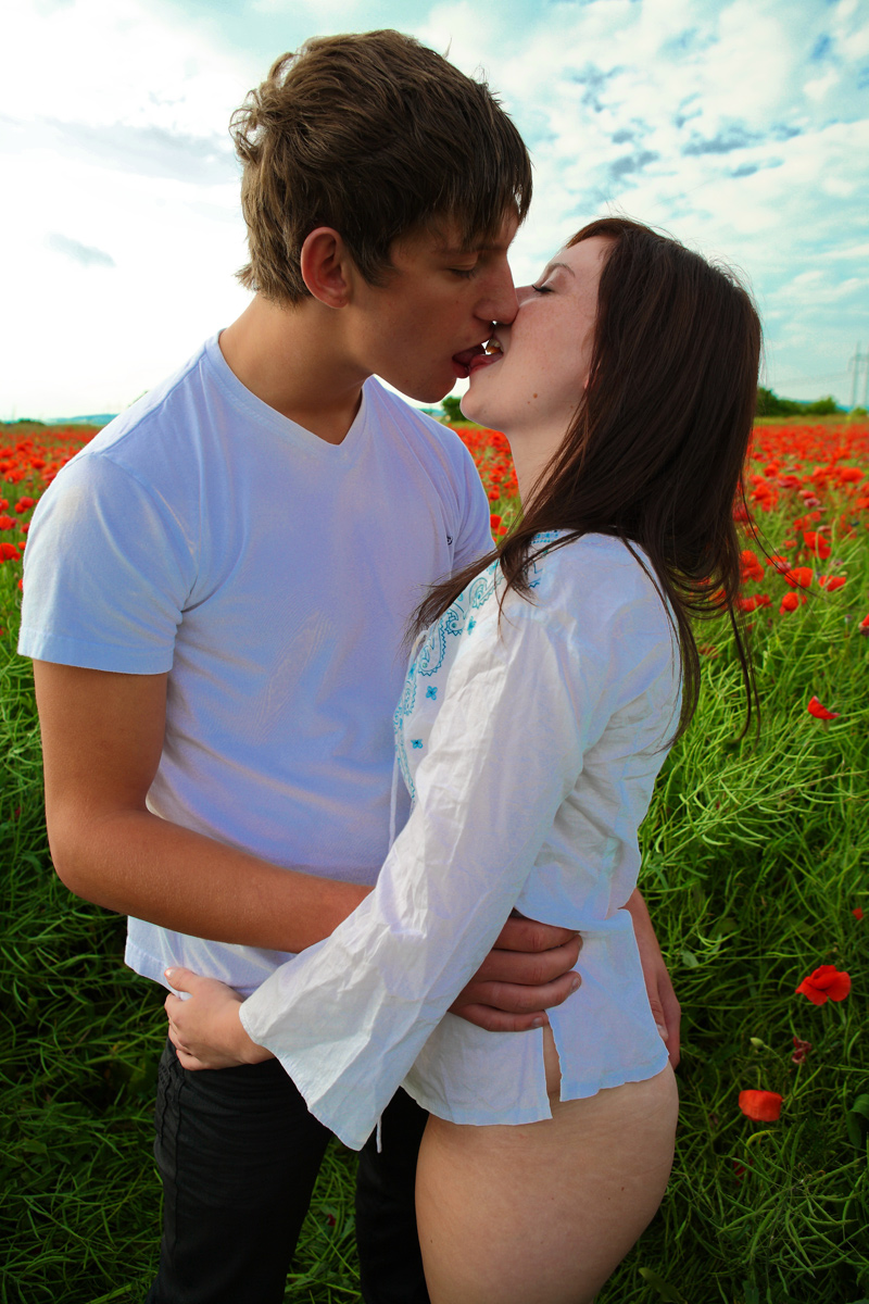 Young girl and her boyfriend have sex in a field of blooming poppies Porno-Foto #424107569