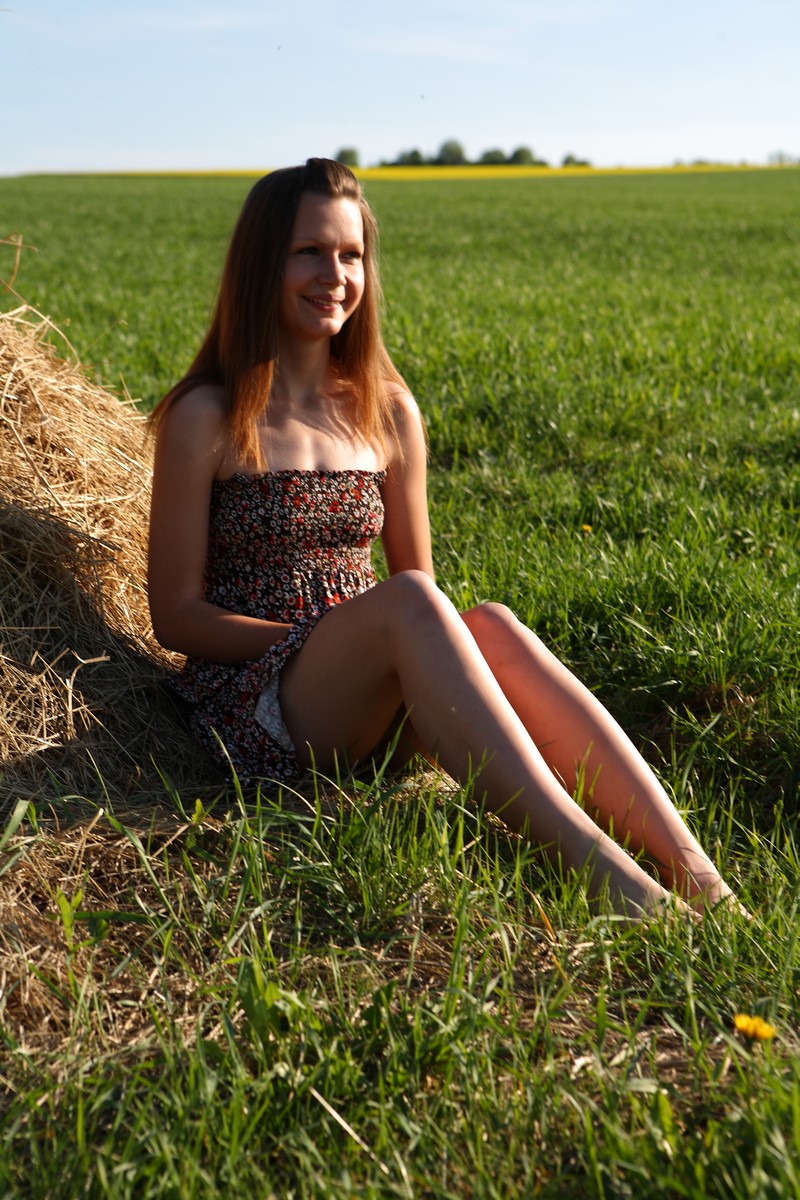 Nice young girl has sex with a guy on loose hay in a farmer's field foto porno #427008374