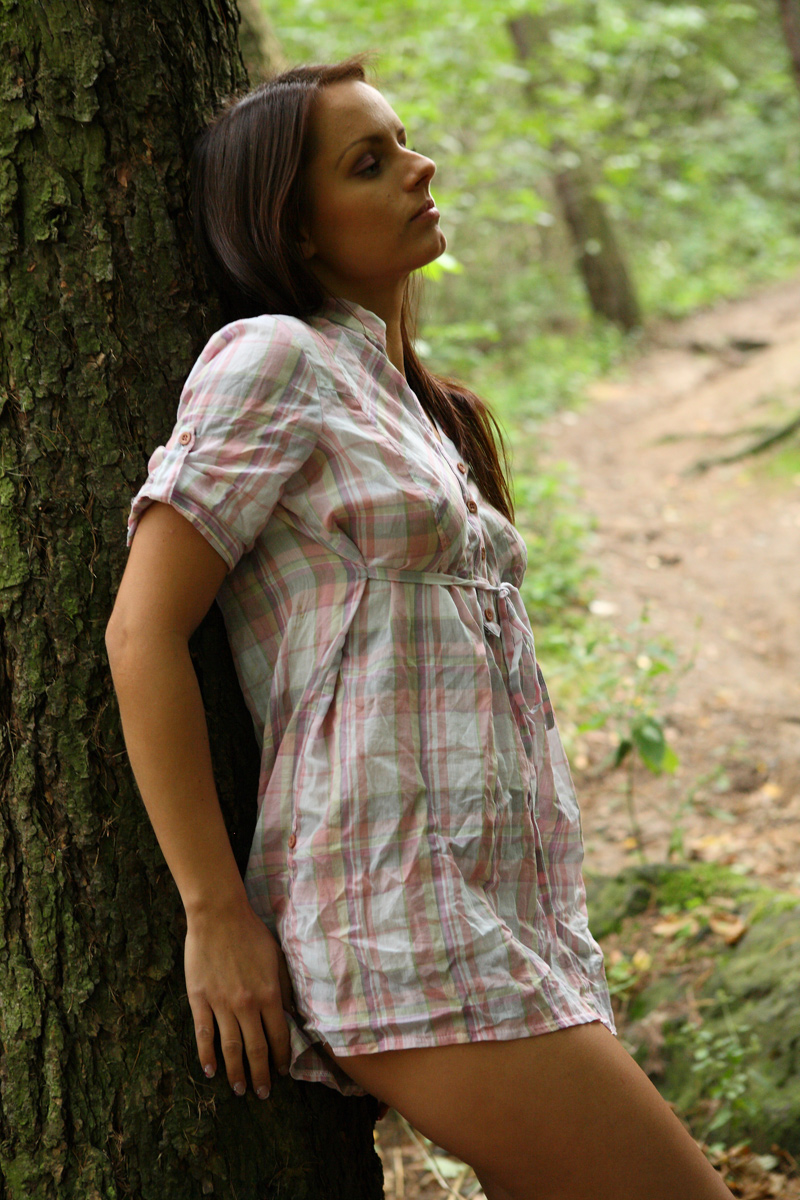 Young brunette makes her nude debut on a stump in the woods Porno-Foto #426289450