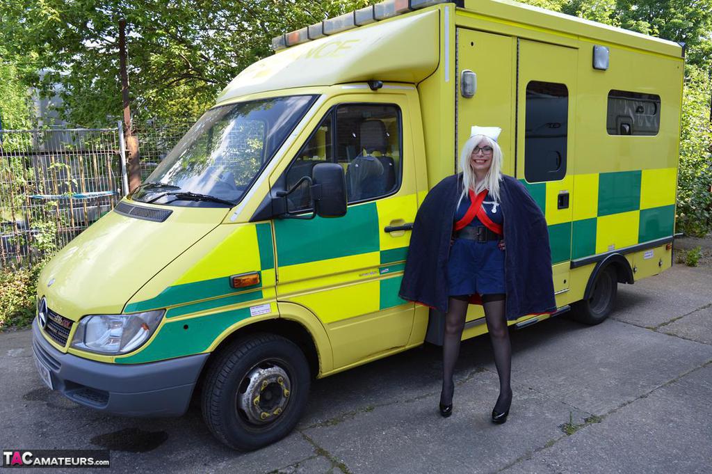 Older blonde nurse Barby Slut gives a blowjob inside an ambulance foto porno #425270046