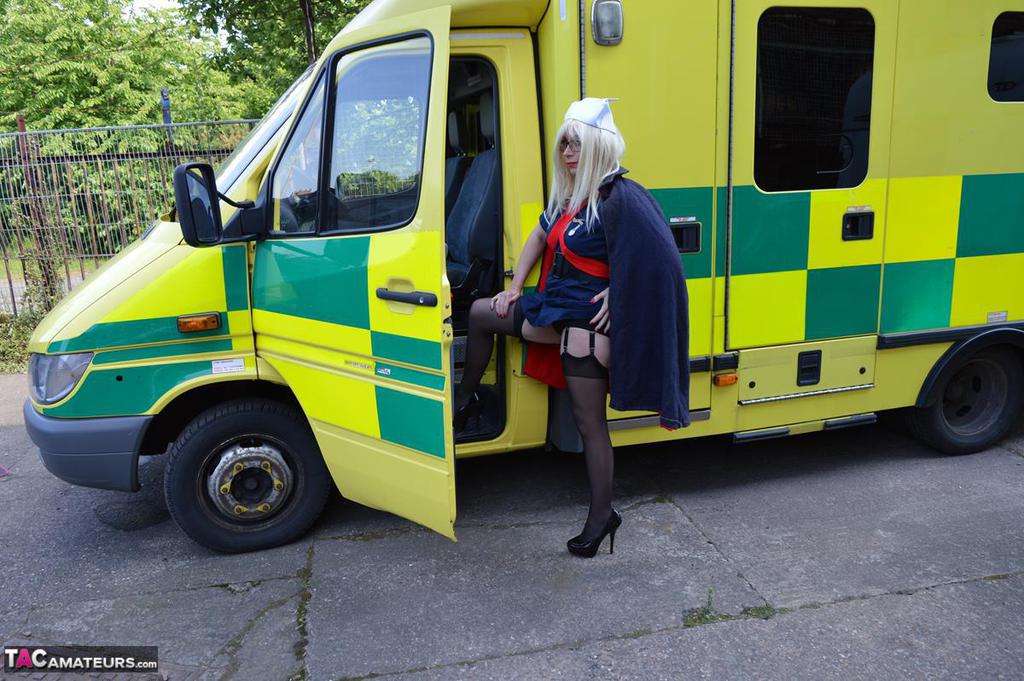 Older blonde nurse Barby Slut gives a blowjob inside an ambulance foto porno #425270048