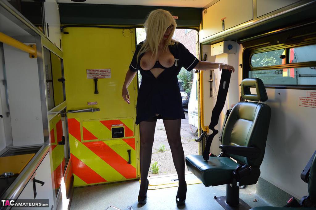 Older blonde nurse Barby Slut gives a blowjob inside an ambulance foto porno #425270125