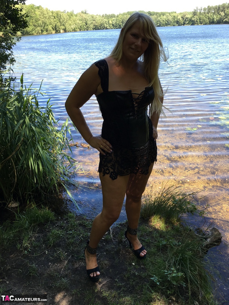 Blonde amateur Sweet Susi looses her natural takes a big butt next to a river porno fotoğrafı #424817920 | TAC Amateurs Pics, Sweet Susi, Chubby, mobil porno