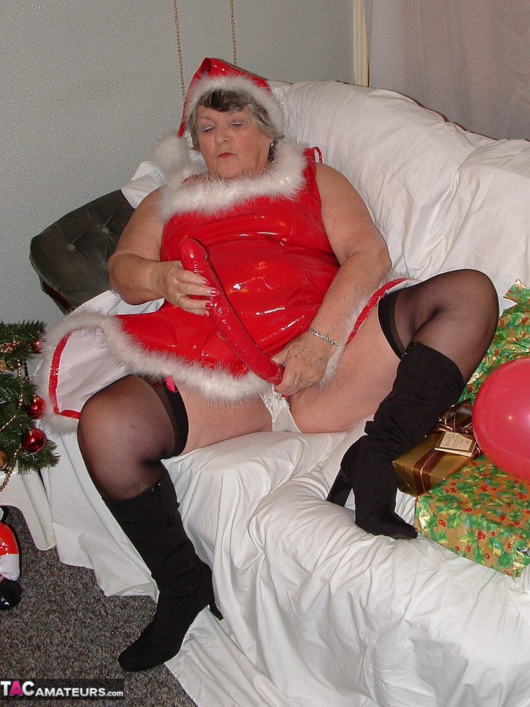 Obese nan Grandma Libby sucks and fucks Santa on a covered couch foto porno #424608626
