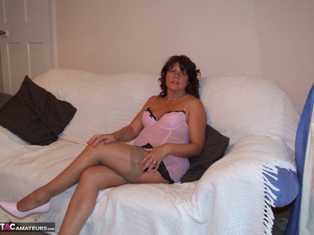 Over 30 amateur Sandy slides her underwear aside after showing her small tits foto pornográfica #425624601