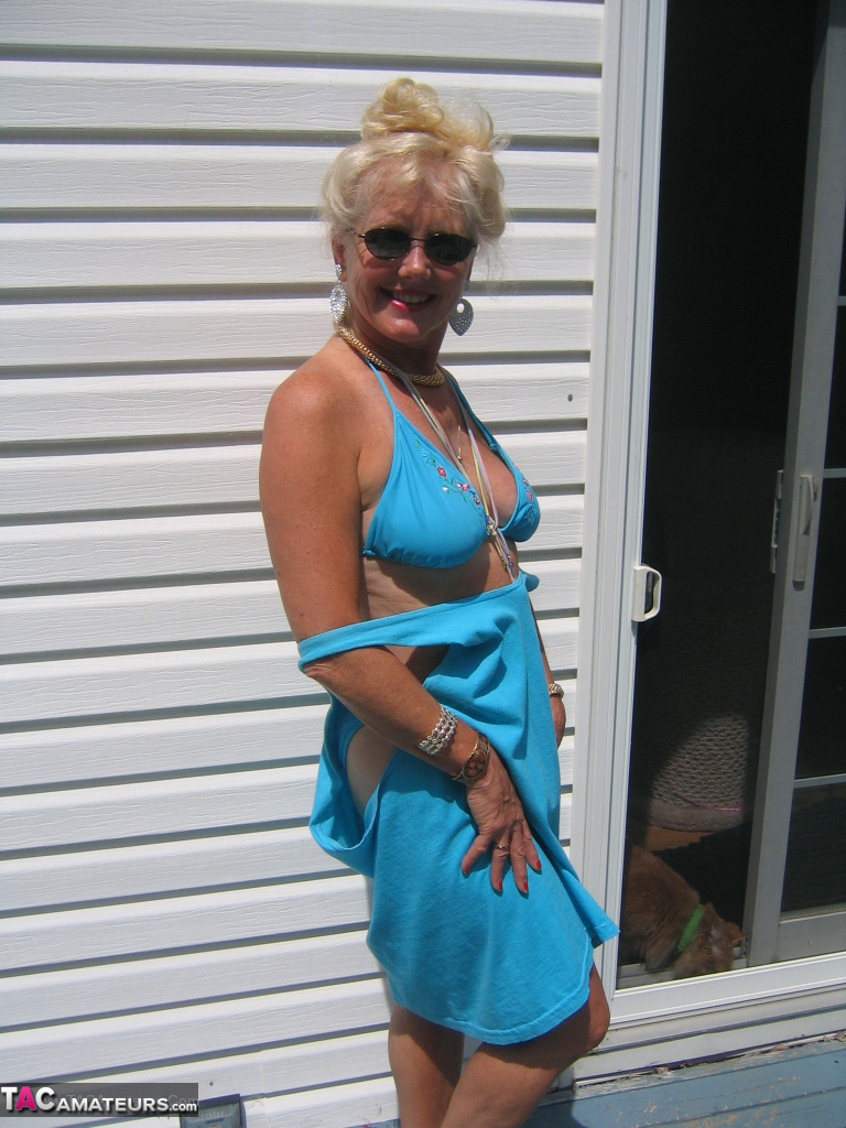 Mature blonde Ruth frees her tits and ass from a bikini in sunglasses foto porno #424831620