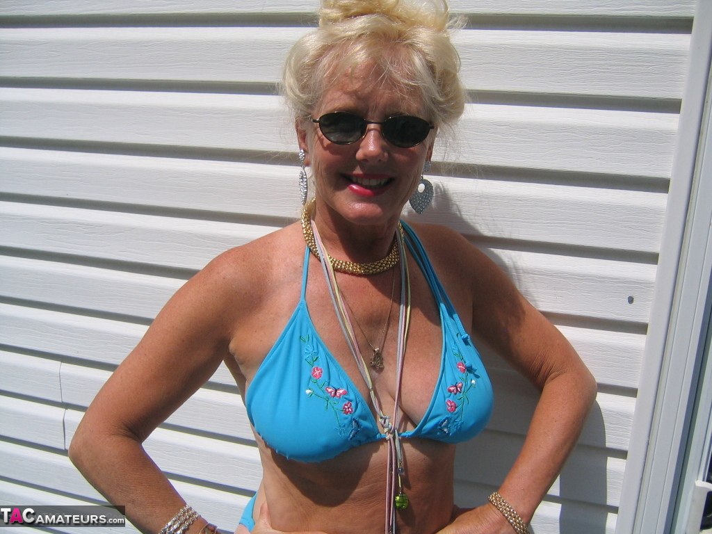 Mature blonde Ruth frees her tits and ass from a bikini in sunglasses porno foto #424831637