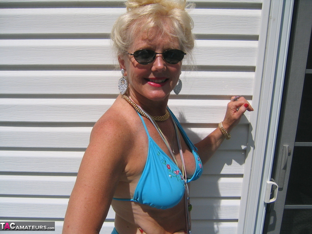 Mature blonde Ruth frees her tits and ass from a bikini in sunglasses foto porno #424831639
