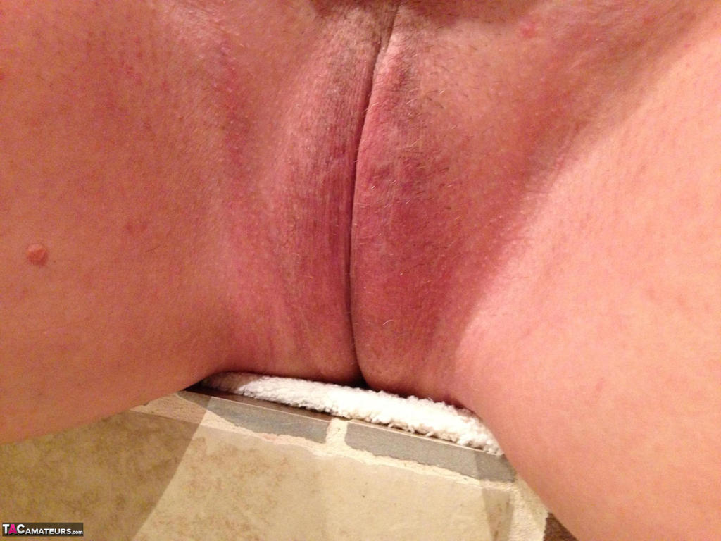 Older amateur Busty Bliss finger spreads her pink vagina after showering Porno-Foto #426788294
