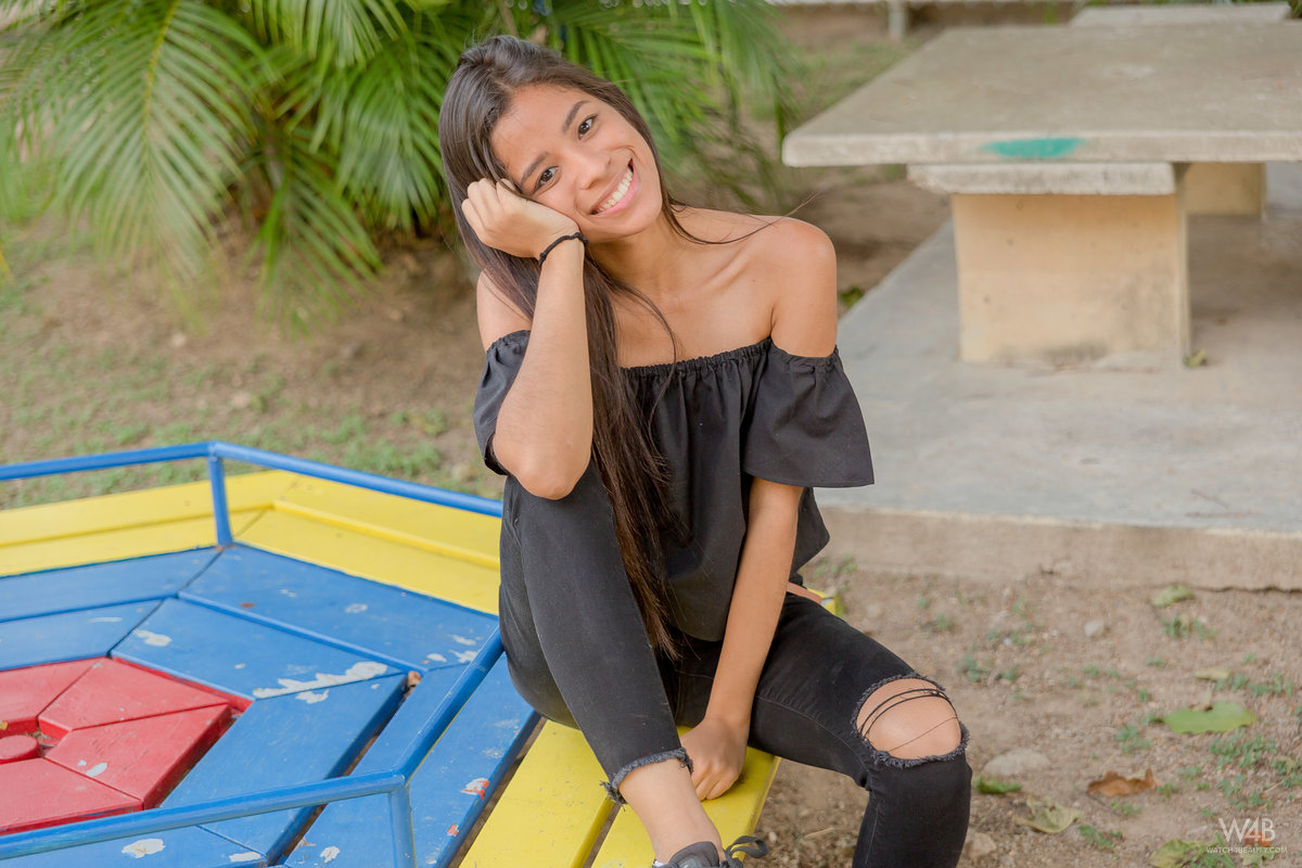 Smiley hot glamour girl Karin Torres looking sexy in ripped jeans on a swing ポルノ写真 #424794142 | Watch 4 Beauty Pics, Karin Torres, Latina, モバイルポルノ